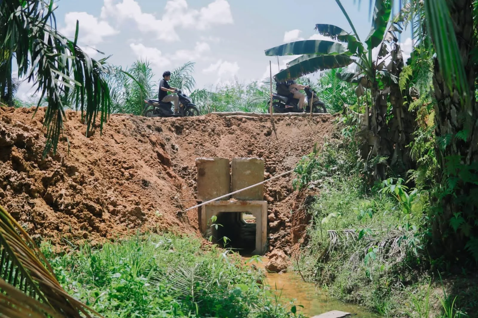 Bupati Annisa Respon Cepat Kebutuhan Warga, PU Pasang 9 Box Culvert Tangani Jalan Amblas di Nagari Kurnia Selatan