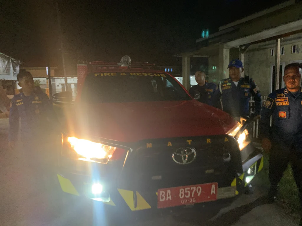 Damkar Padang Gagalkan Aksi IRT yang Hendak Bunuh Diri dari Jembatan Siti Nurbaya