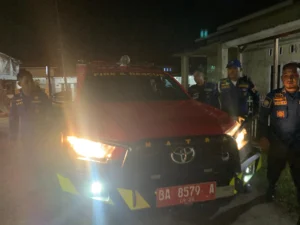 Image Damkar Padang Gagalkan Aksi IRT yang Hendak Bunuh Diri dari Jembatan Siti Nurbaya
