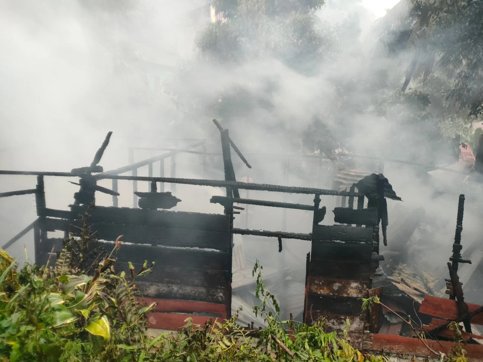 Petir Diduga Picu Kebakaran, Rumah Warga di Bukit Gado-Gado Padang Ludes