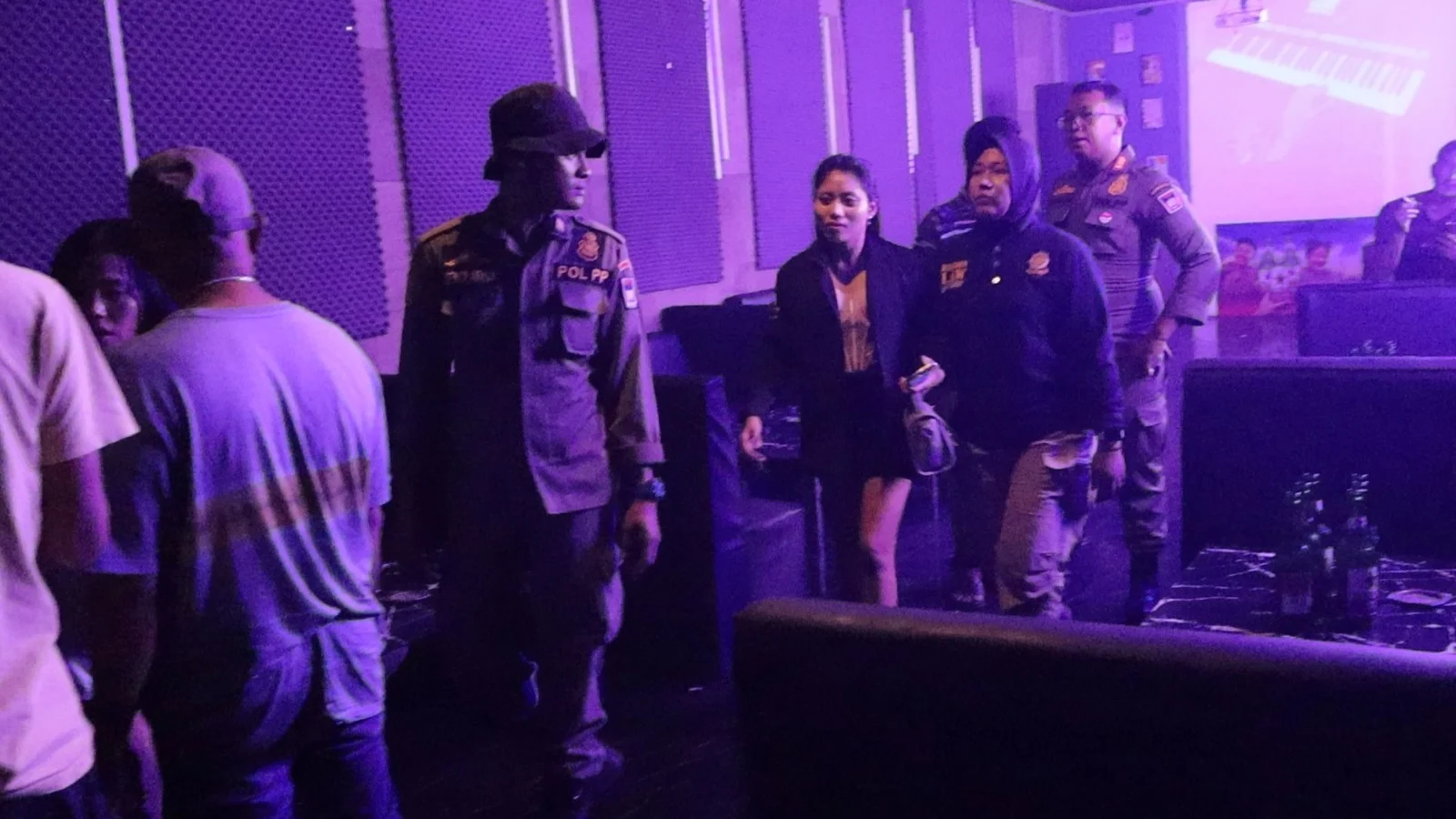 Razia Hiburan Malam di Padang, 14 Diduga Pemandu Lagu Diamankan Satpol PP