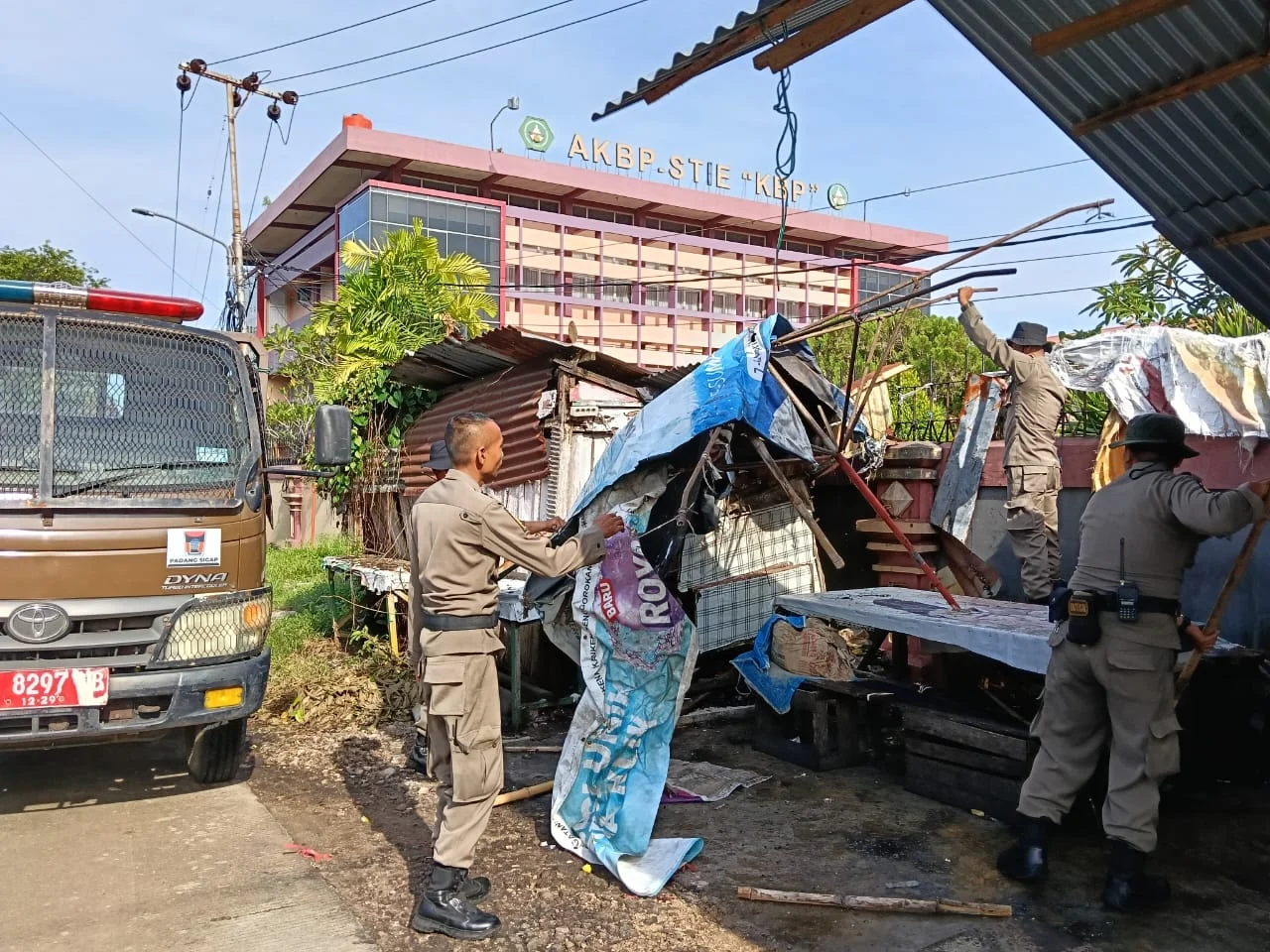 Satpol PP Padang Bongkar Pangkalan Ojek dan Lapak PKL di Jalan Khatib Sulaiman