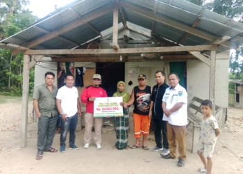 Baznas Pessel serahkan bantuan kepada warga di Amping Parak