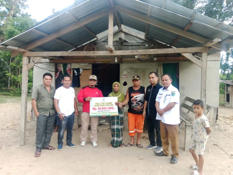 Baznas Pessel serahkan bantuan kepada warga di Amping Parak