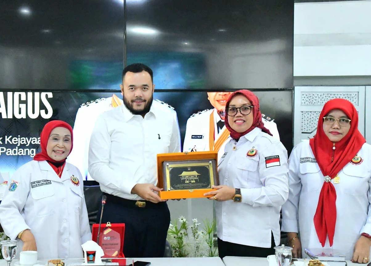Wako Fadly Amran Terima Kunjungan Bundo Kanduang DPW IKM DKI Jakarta, Salurkan 210 Paket Bantuan untuk Korban Bencana Hidrometeorologi