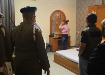 Pasangan bukan suami istri saat digrebek petugas di Padang