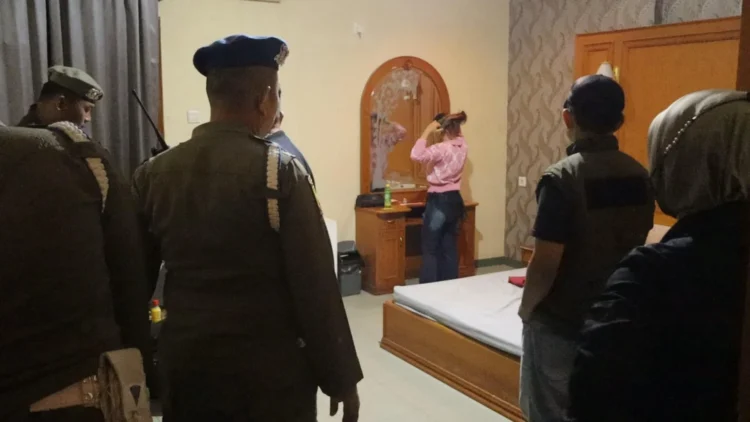 Pasangan bukan suami istri saat digrebek petugas di Padang