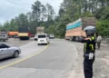 Pengaturan Lalin dari arah Solok, akibat arus terensedat di Panorama II Sitinjau Lauik, Minggu (17/5/2026), siang.