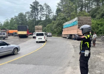 Pengaturan Lalin dari arah Solok, akibat arus terensedat di Panorama II Sitinjau Lauik, Minggu (17/5/2026), siang.