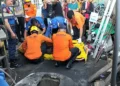 Tim Damkar saat mengevakuasi korban