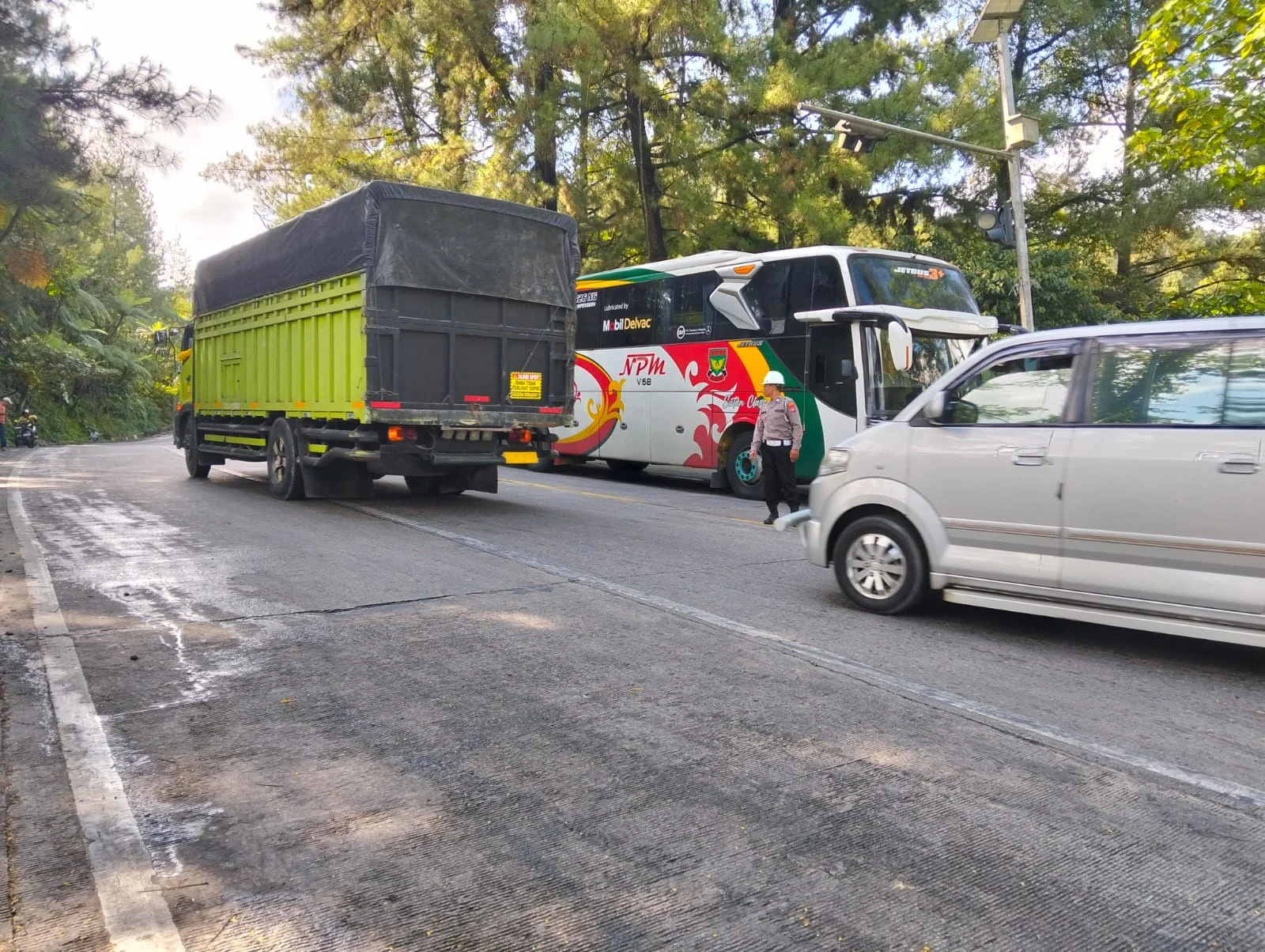Truk Mogok di Sitinjau Lauik Berhasil Dievakuasi, Jalur Padang-Solok Kembali Lancar