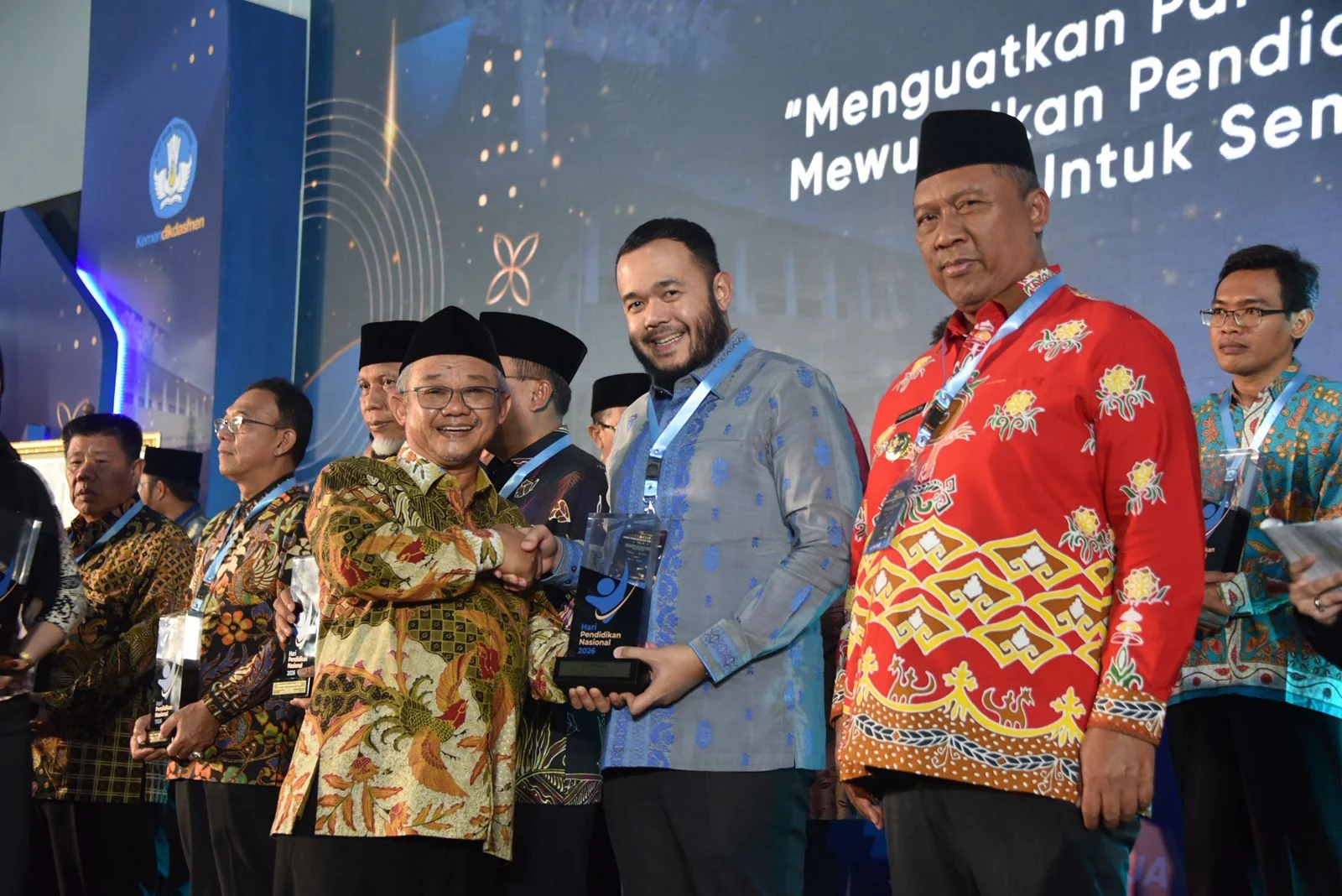 Wali Kota Padang Fadly Amran Raih Penghargaan dari Kemendikdasmen atas Validitas Data Induk Kependidikan Terbaik