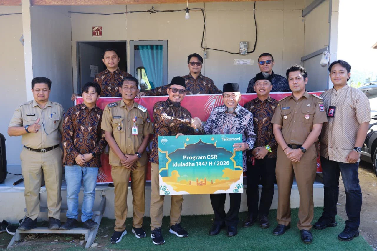 Telkomsel Serahkan Sapi Kurban untuk Warga Huntara Pauh, Wawako Padang Sebut Bukti Nyata Sinergi Dunia Usaha, Pemerintah dan Masyarakat