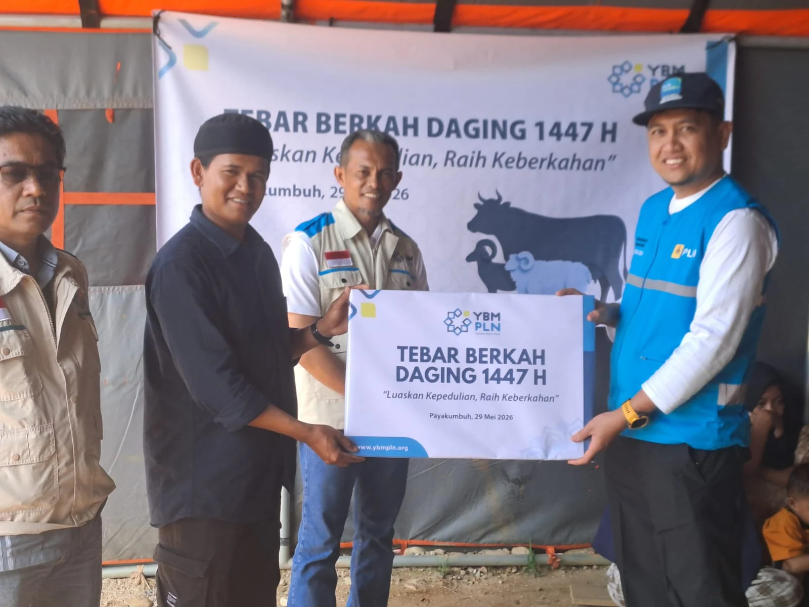 Dari Insan PLN untuk Sesama: Tebar Berkah Daging Hadirkan Senyum Warga Huntara Gunung Omeh
