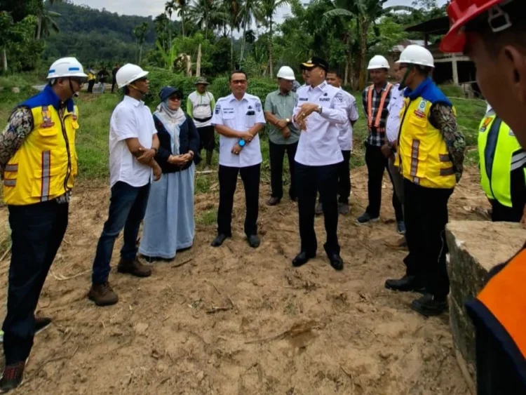 Peletakan batu pertama jembatan tersebut diresmikan langsung oleh Bupati Pesisir Selatan, Hendrajoni, Rabu (29/4/2026)