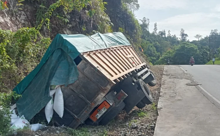 Truk Gagal Nanjak di Bukit Biawak Painan