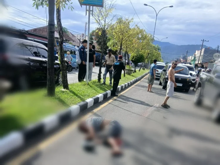 Korban tergeletak di jalanan usai kecelakaan