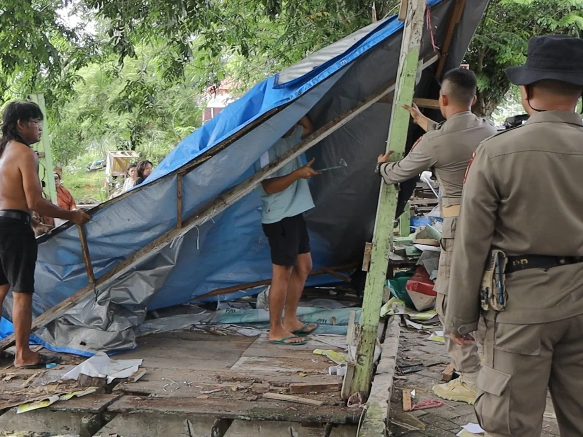 Satpol PP Padang Bongkar Lapak PKL di Pasar Raya dan Jalan Protokol