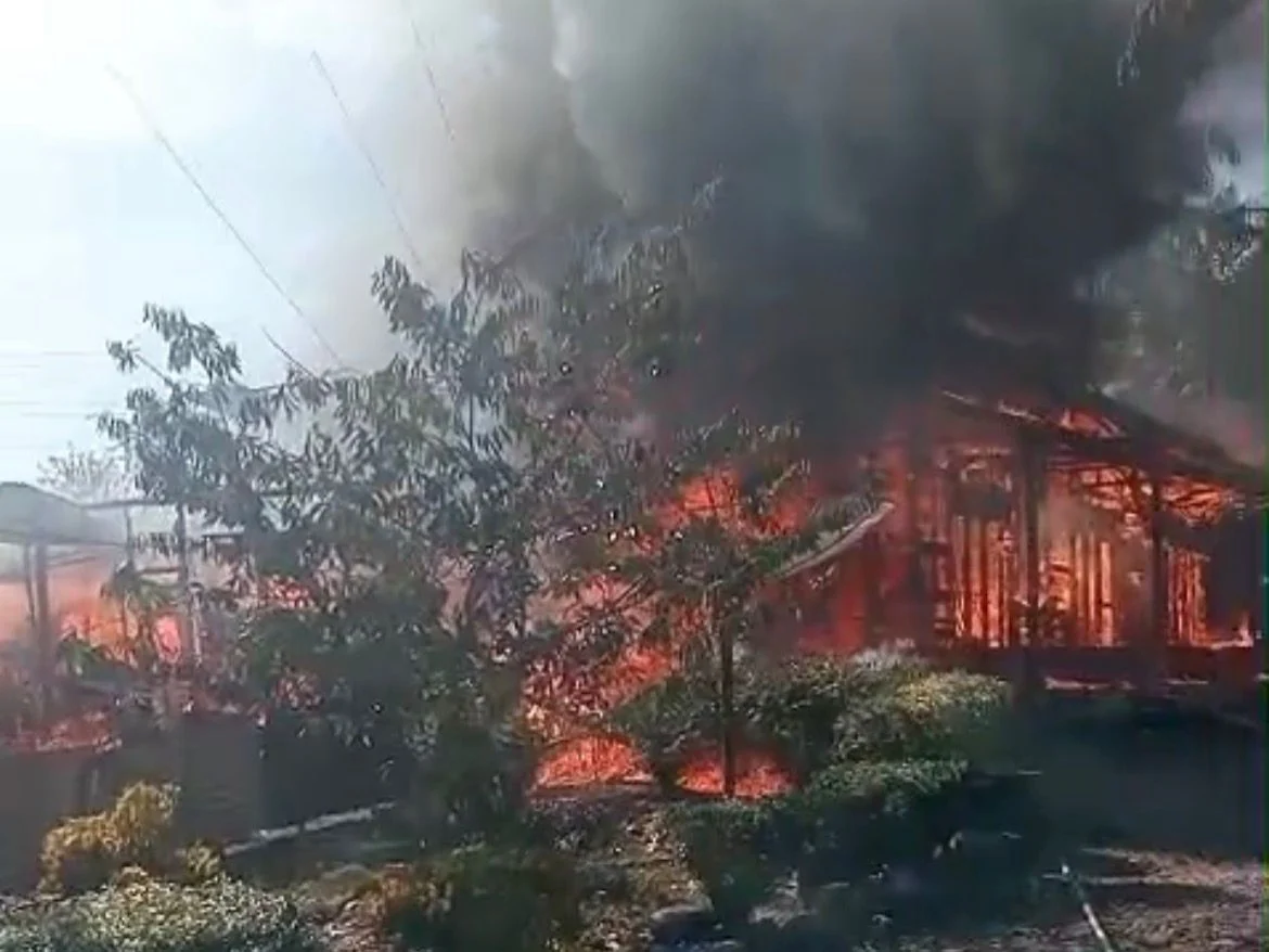 Diduga Korsleting Listrik, Empat Petak Rumah Kontrakan di Lunang Pessel Hangus Terbakar