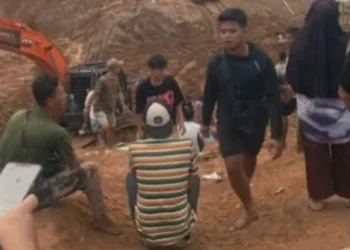 Foto saat warga mencari korban tertimbun longsor di lokasi PETI di Sijunjung, Kamis (14/5/2026.