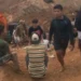 Foto saat warga mencari korban tertimbun longsor di lokasi PETI di Sijunjung, Kamis (14/5/2026.