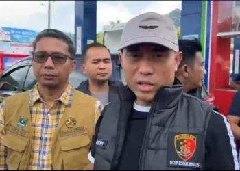 Direktur Reserse Kriminal Khusus Polda Sumbar, Kombes Pol Andri Kurniawan, bersama Kadis ESDM Sumbar Helmi Heriyanto saat diwawancara usai sidak, Sabtu (23/5/2026)