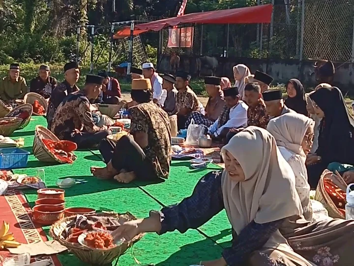 Tradisi makan basamo masyarakat Ganting Kubang, Lengayang, Pessel, Rabu (27/5/2026), pagi.