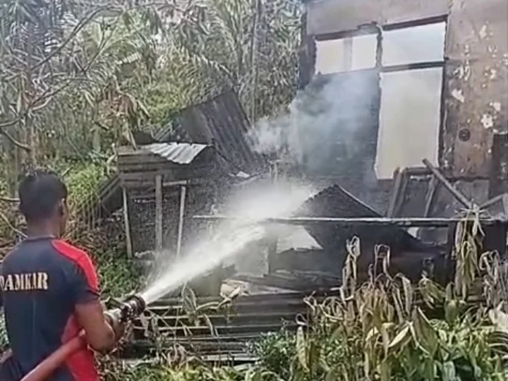 Rumah Semi Permanen di Taratak Tangah Lumpo Pessel Terbakar, Kerugian Ditaksir Rp100 Juta