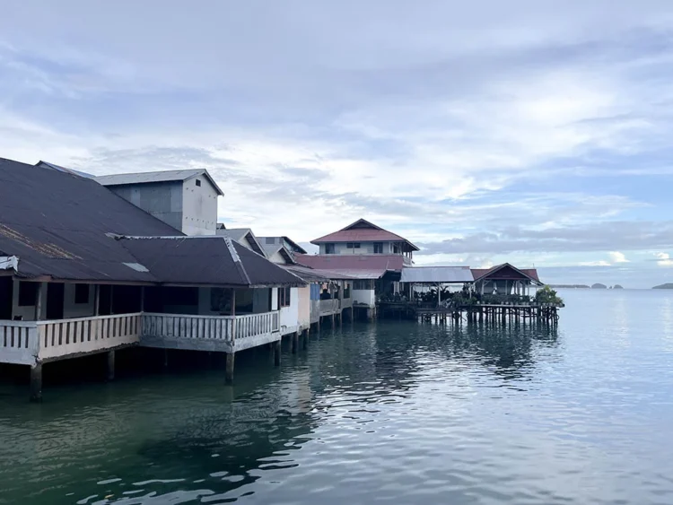 Penginapan Kristine berdiri sejak tahun 2004 di bibir pantai Pulau SIpora, Kabupaten Kepulauan Mentawai