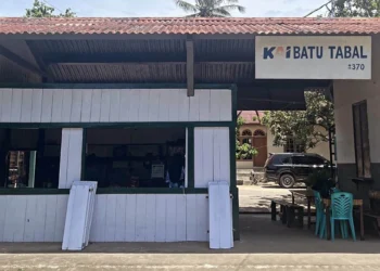 Warung makan H.Lenggang di bekas bangunan stasiun kereta di Batu Taba, Tanah Datar