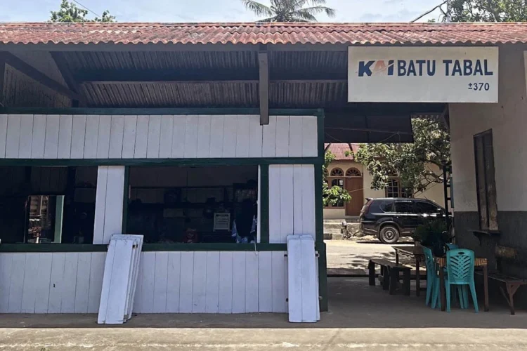 Warung makan H.Lenggang di bekas bangunan stasiun kereta di Batu Taba, Tanah Datar
