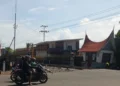 Rel Kereta Api di Kota Padang