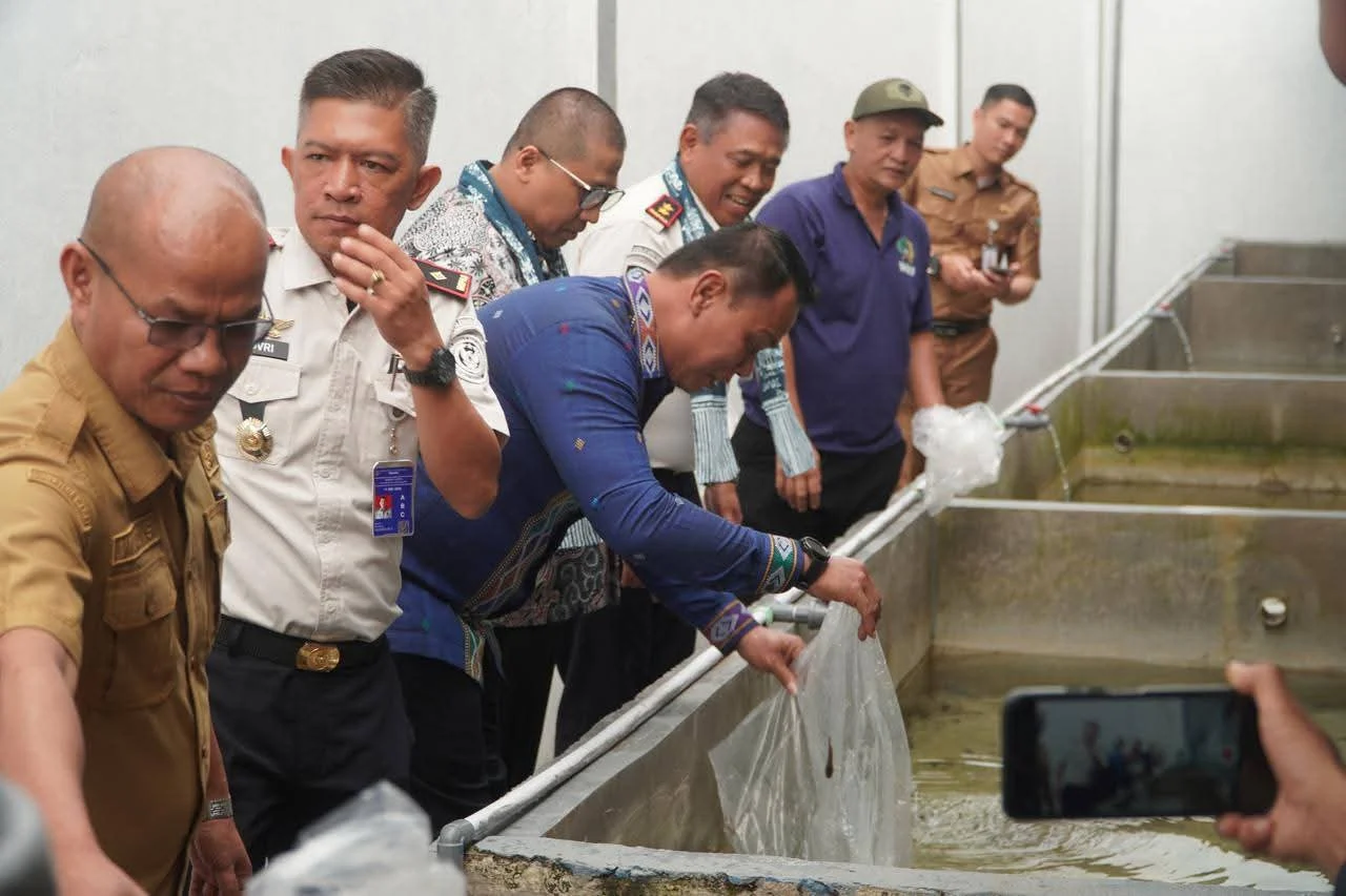 Wako Padang Panjang dan Kakanwil Ditjenpas Sumbar Lepas Bibit Ikan di Rutan Padang Panjang