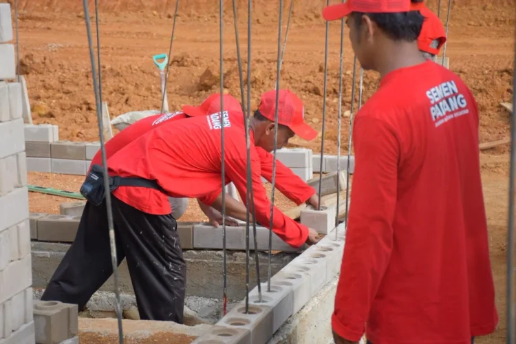 PT Semen Padang dan Yayasan Buddha Tzu Chi Latih 20 Tukang Pemasangan Sepablock