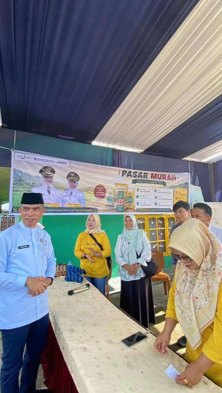 Pasar Murah Disambut Antusias Masyarakat Pulau Punjung, Sekda Medison Turun Menyapa Warga