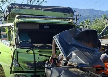 Kecelakaan beruntun di Padang Besi Kota Padang.