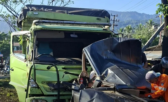 Kecelakaan beruntun di Padang Besi Kota Padang.