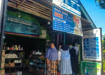 potret Risdayeni didepan warung sembakonya di Koto Tangah, Padang
