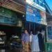 potret Risdayeni didepan warung sembakonya di Koto Tangah, Padang