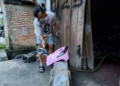 Yogi mengecat part motor di bengkel cat sederhana yang mulai dirintisnya sejak tahun lalu