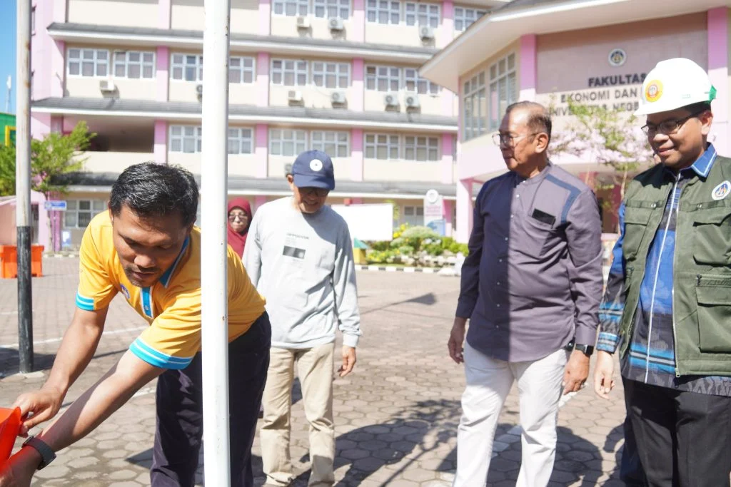 FEB UNP Tanam 75 Pohon untuk Wujudkan Kampus Hijau
