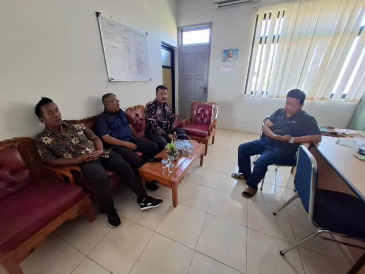 Plt Kadis Pertanian Pessel, Hamdi saat monitoring di Pabrik yang ada di Pessel, Minggu (31/5/2026).