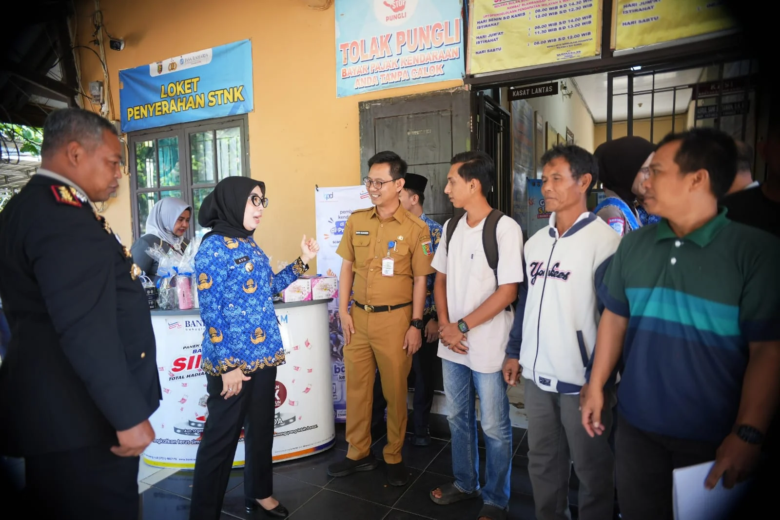 Bupati Way Kanan dan Kapolres Pantau Langsung Pelayanan Program Keringanan Pajak di Samsat