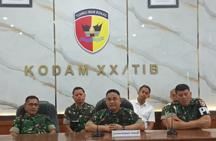 Jumpa Pers dipimpin Kapendam XX/Tuanku Imam Bonjol, Kolonel Kav Taufiq, yang turut dihadiri Danpomdam XX/TIB Kolonel Cpm Laksono Puji Lisdyanto selaku Ketua Investigasi Internal, Rabu (3/6/2026).