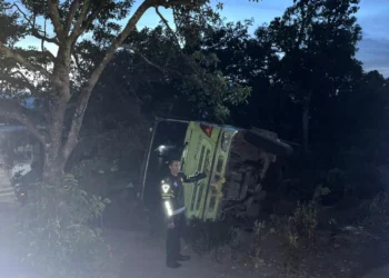 Truk Batu Bara Terbalik di Jalur Padang-Solok Saat Parkir