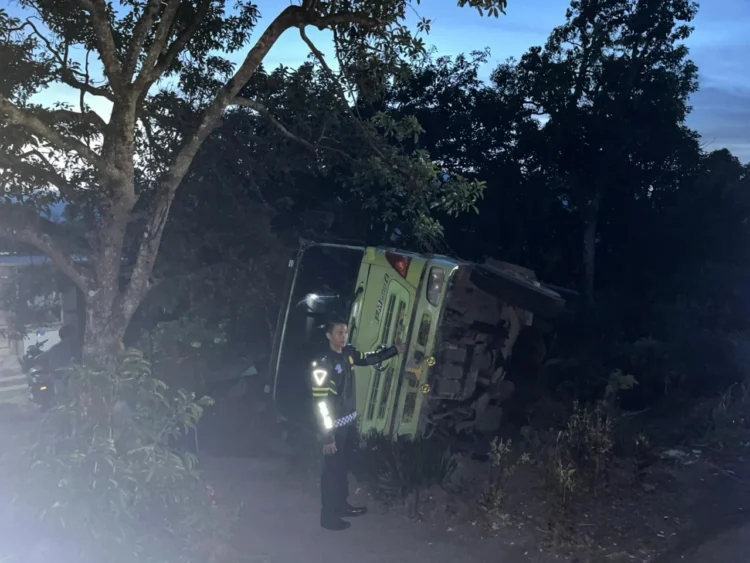 Truk Batu Bara Terbalik di Jalur Padang-Solok Saat Parkir