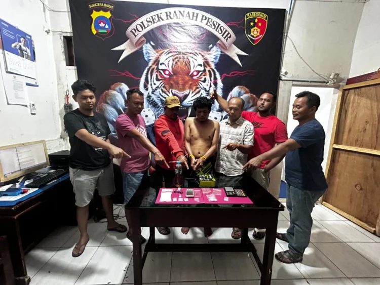 Mantan Guru PPPK saat diamankan Polsek Ranah Pesisir