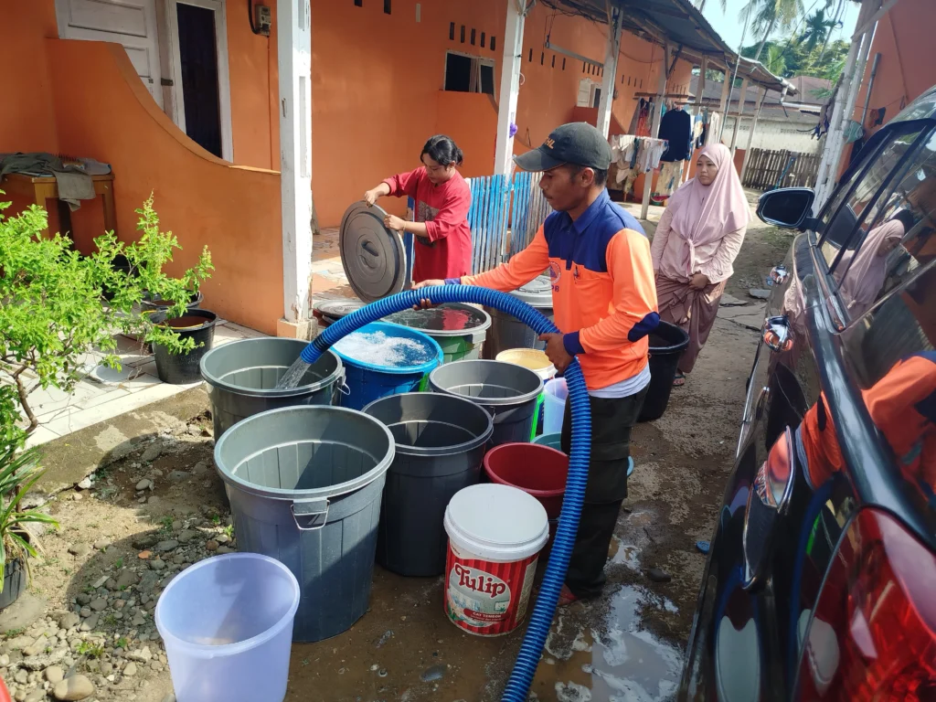Sejumlah Kecamatan di Padang Masih Krisis Air Pasca Banjir Bandang, BPBD Distribusikan Air Bersih