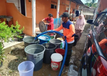 Petugas salurkan air ke warga di Padang, Sabtu (6/6/2026)