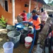 Petugas salurkan air ke warga di Padang, Sabtu (6/6/2026)